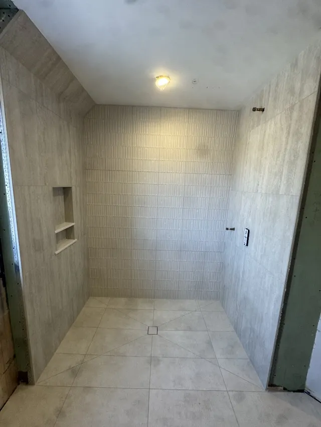 Surface Renaud – custom shower with fluted accent wall and built-in niche