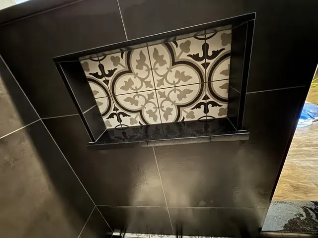 Surface Renaud – recessed shower niche with decorative tile inlay