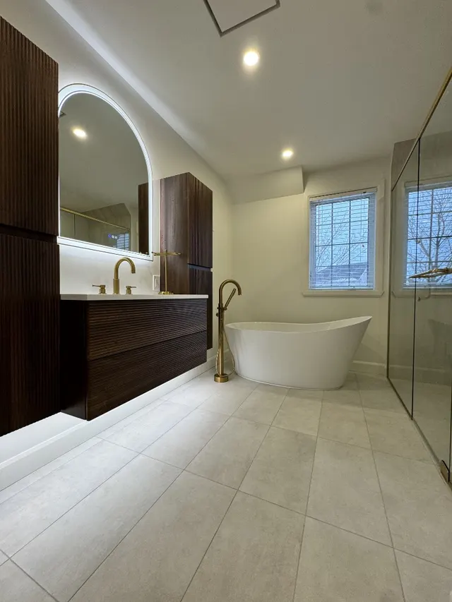 Surface Renaud – bathroom with ribbed vanity cabinetry and freestanding tub
