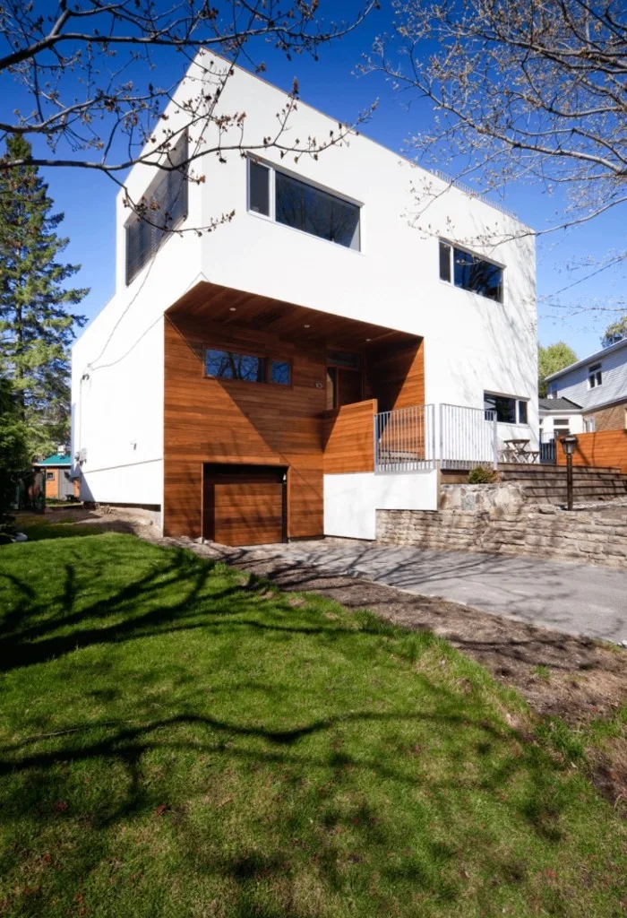 Surface Renaud – contemporary exterior with white coating and natural wood cladding